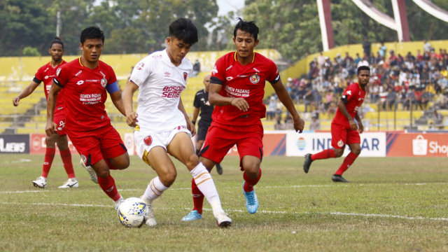 Pemain PSM dan Semen Padang berduel memperebutkan bola. Foto: Dok. Media PSM