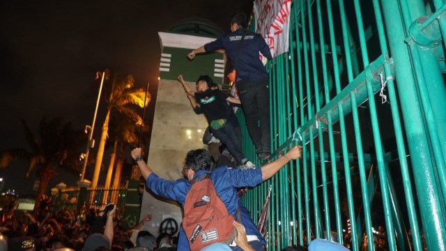 Sejumlah mahasiswa berupaya masuk ke gedung DPR RI saat berunjuk rasa menolak UU yang menuai polemik, pada Senin (23/9). Foto: Irfan Adi Saputra/kumparan