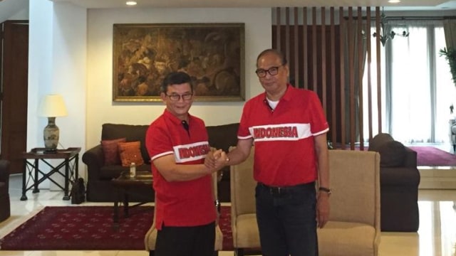Bakal calon Ketua Umum PSSI, Rahim Soekasah (kanan), resmi mengumumkan Doli Sinomba Siregar sebagai wakil. Foto: Ferry Adi/kumparan