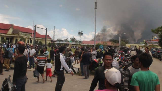 Warga mengungsi di Mapolres Jayawijaya saat terjadi aksi unjuk rasa yang berakhir rusuh di Wamena, Jayawijaya, Papua, Senin (23/9/2019). Foto: ANTARA FOTO/Marius Wonyewun