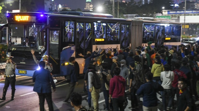 Massa mahasiswa memblokade Tol Dalam Kota saat berunjuk rasa menolak UU KPK dan pengesahan RUU KUHP di depan kompleks Parlemen di Jakarta, Senin (23/9/2019). Foto: ANTARA FOTO/Galih Pradipta