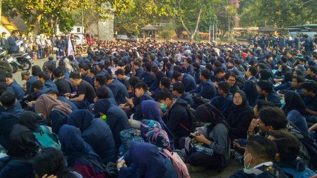 Mahasiswa Universitas Padjadjaran diberangkatkan menuju ke Jakarta. Foto: Dok. Ravivaldi Permana