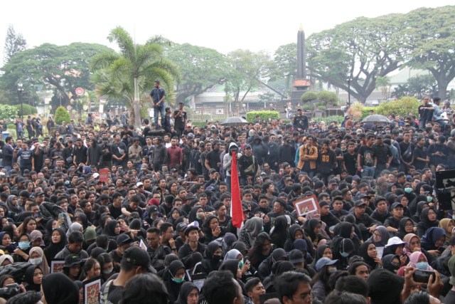 Demonstrasi mahasiswa di depan DPRD Kota Malang, Senin (23/9). Foto: bayu eka novanta/tugumalangid