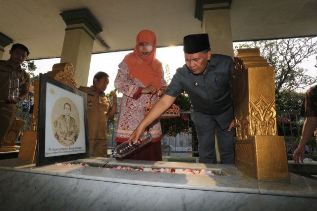 Wali Kota Bandung Oded M. Danial Beserta Istri Saat melaksanakan Ziarah Ke Makam Bupati Bandung, Foto: Humasbdg
