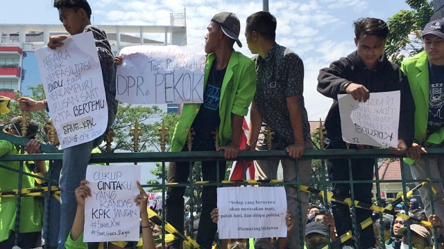 Massa mahasiswa Semarang merangsek masuk ke DPRD Jateng. Foto: Afiati Tsalitsati/kumparan