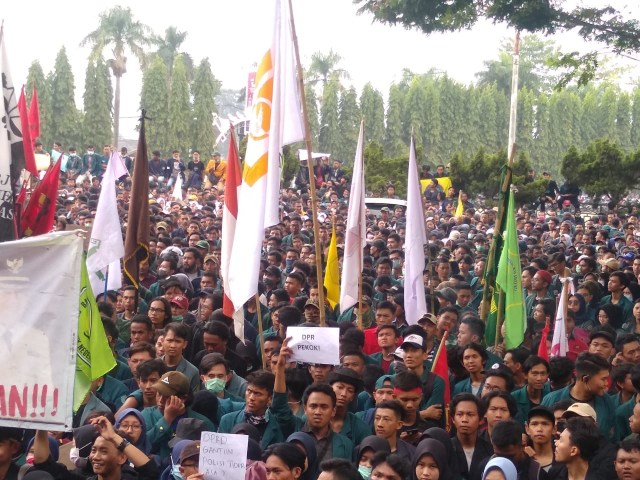 Situasi aksi ribuan mahasiswa yang memadati Gedung DPRD Provinsi Lampung | Foto : Rafika Restiningtias/Lampung Geh