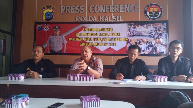 Kabidhumas Polda Kalsel AKBP Mochamad Rifai (dua dari kiri) saat silaturahmi bersama pers di Mapolda Kalsel, Selasa (24/9/2019). Foto: Zahidi/banjarhits.id