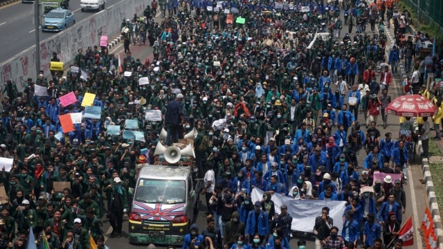 Mahasiswa tiba di depan Gedung DPR RI, Jakarta, Selasa (24/9/2019). Foto: Iqbal Firdaus/kumparan