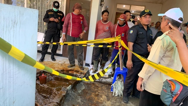 Semburan lumpur di pekarangan rumah warga di Jalan Kutisari Indah Utara III nomor 19, Kelurahahan Kutisari, Kecamatan Tenggilis Mejoyo, Surabaya. Foto: Yuana Fatwalloh/kumparan