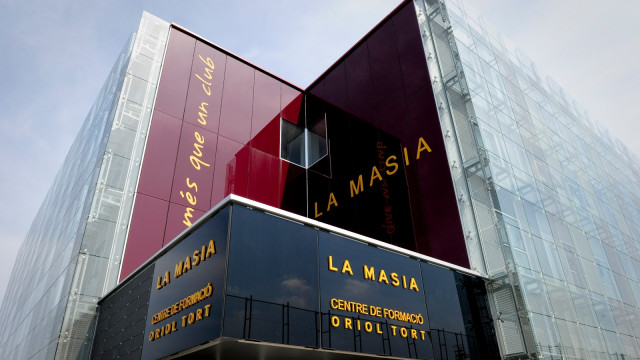 Tampak luar bangunan anyar La Masia yang diresmikan pada 2011. Foto: AFP/Josep Lago