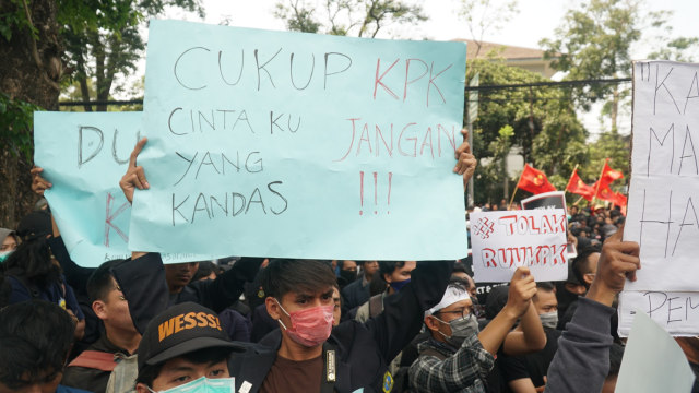 Mahasiswa peserta demonstrasi menolak berbagai rancangan undang-undang, salah satunya Revisi UU KPK. (Ananda Gabriel)