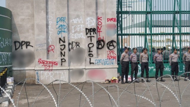 Coretan massa aksi di sekitar Gedung DPR RI, Jakarta, Selasa (24/9/2019). Foto: Helmi Afandi/kumparan