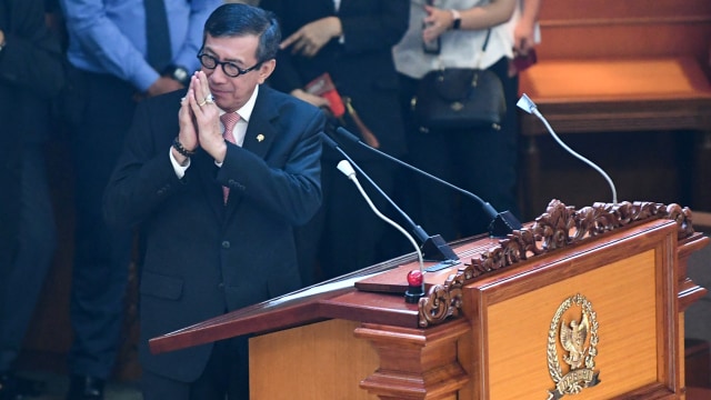 Menkumham Yasonna Laoly memberikan salam kepada pimpinan sidang saat akan menyampaikan pandangan akhir pemerintah terhadap revisi Undang-Undang (UU) Nomor 30 Tahun 2002 tentang Komisi Pemberantasan Korupsi (KPK). Foto: ANTARA FOTO/M Risyal Hidayat/aww