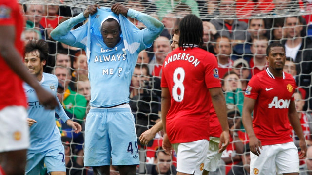 Mario Balotelli dengan selebrasi 'Why Always Me?' yang ikonik di Derbi Manchester. Foto: Reuters/Darren Staples