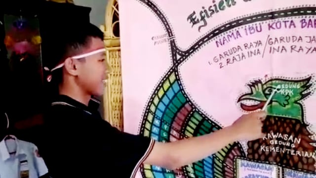 Rafi Hamdallah meunjukkan salah satu bagian dari desain ibu kota baru yang mereka buat, dengan bentuk Burung Garuda (Foto: Ist)