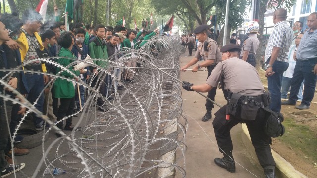 Mahasiswa dari berbagai perguruan tinggi berunjuk rasa di depan Gedung DPRD Sumatera Utara, Selasa, (24/9/2019).  Foto: Rahmat Utomo/kumparan 