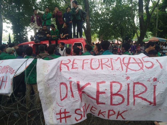 Mahasiswa dari berbagai perguruan tinggi berunjuk rasa di depan Gedung DPRD Sumatera Utara, Selasa, (24/9/2019). Foto: Rahmat Utomo/kumparan