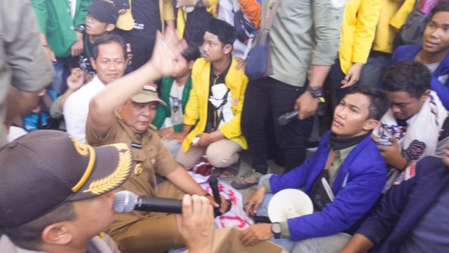 Gubernur Kalsel, Sahbirin Noor (duduk), dan mahasiswa demontrasi protes karhutla, Selasa (24/9). Foto: Donny Muslim/banjarhits.id