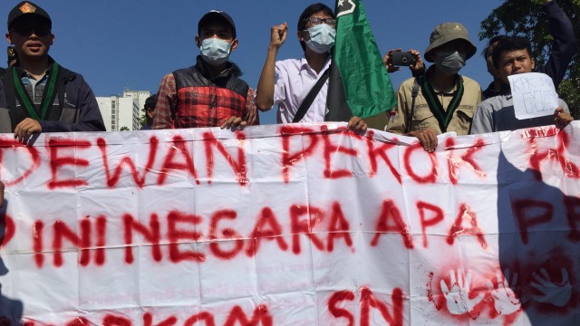 Mahasiswa Surabaya tuntut Presiden Jokowi terbitkan Perppu. Foto: Yuana Fatwalloh/kumparan