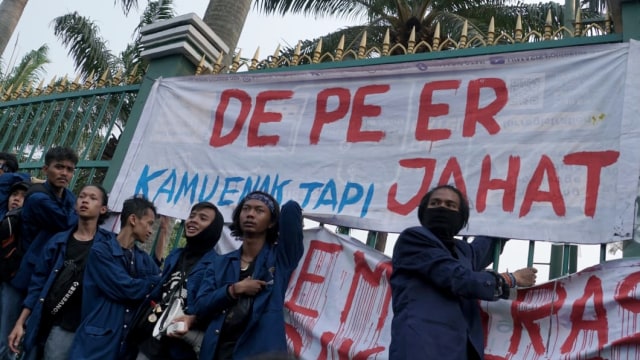 Massa aksi berdiri di depan spanduk saat aksi unjuk rasa di depan Gedung DPR RI, Jakarta, Selasa (24/9/2019). Foto: Helmi Afandi/kumparan