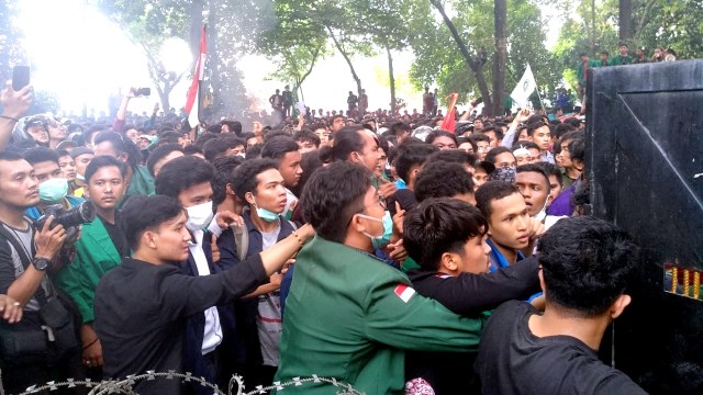 Unjuk rasa mahasiswa di Medan ricuh. Foto: Rahmat Utomo/kumparan