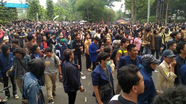 Demo mahasiswa di depan Gedung DPRD Jawa Barat, Bandung pada Selasa (24/9) ricuh. Foto: Rachmadi Rasyad/kumparan