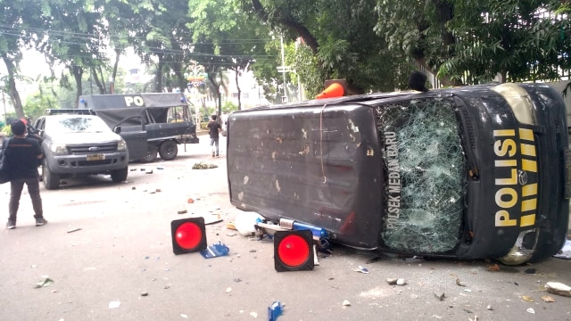 Mobil polisi di Medan diamuk mahasiswa. Foto: Rahmat Utomo/kumparan
