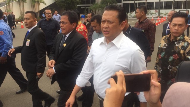 Ketua DPR RI Bambang Soesatyo (kedua kanan) berjalan menuju lokasi unjuk rasa mahasiswa berbagai perguruan tinggi di depan Gedung DPR RI, Jakarta.  Foto: Paulina Herasmarindar/kumparan 