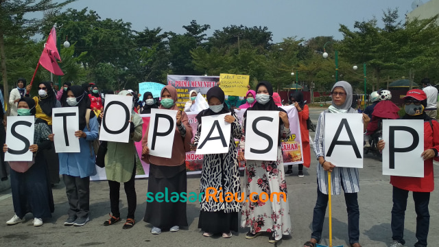 EMAK-EMAK berunjuk rasa sambil membawa panci dan peralatan dapur lainnya mengkritisi asap serta buruknya pengelolaan hutan dan kepemilikan tanah di Indonesia. (Foto: UJANG ANDRIAN)