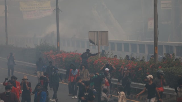 Kabut asap dari tembakkan gas air mata yang ditembakkan polisi ke arah mahasiswa yang berada di depan Gedung DPR, RI, Jakarta, Selasa (24/9/2019).  Foto: Aditia Noviansyah/kumparan 