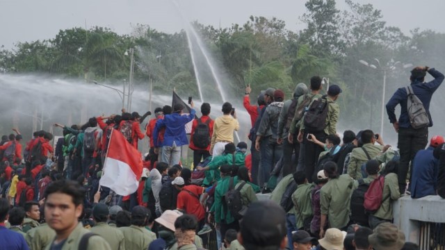 Suasana saat mahasiswa dipukul mundur oleh polisi saat demo di depan Gedung DPR, Selasa (24/9/2019). Foto: Helmi Afandi Abdullah/kumparan