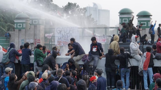 Suasana saat mahasiswa dipukul mundur oleh polisi saat demo di depan Gedung DPR, Selasa (24/9/2019). Foto: Helmi Afandi Abdullah/kumparan