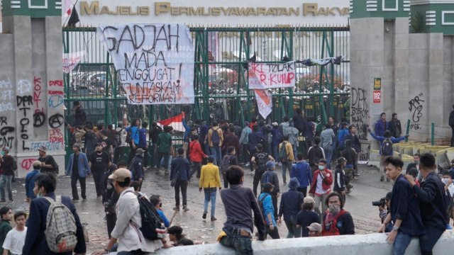 Suasana saat mahasiswa dipukul mundur oleh polisi saat demo di depan Gedung DPR, Selasa (24/9/2019). Foto: Helmi Afandi Abdullah/kumparan