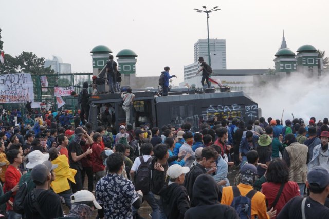Suasana saat mahasiswa dipukul mundur oleh polisi saat demo di depan Gedung DPR, Selasa (24/9/2019). Foto: Helmi Afandi Abdullah/kumparan