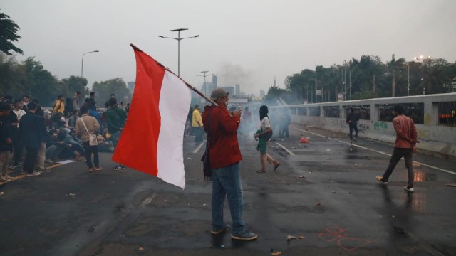 Sejumlah massa bertahan usai ricuh dengan polisi saat unjuk rasa di depan Gedung DPR RI, Jakarta, Selasa (24/9/2019).  Foto: Aditia Noviansyah/kumparan 