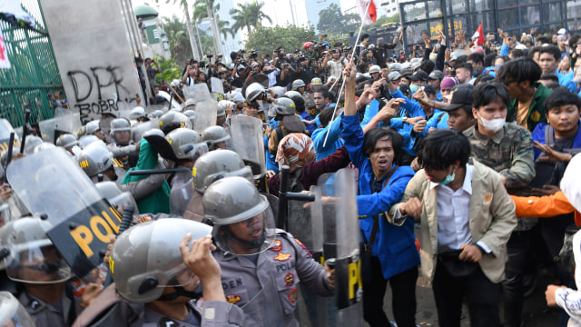 Massa mahasiswa terlibat saling dorong dengan sejumlah polisi saat aksi unjuk rasa di depan kompleks Parlemen di Jakarta, Selasa (24/9/2019). Foto: ANTARA FOTO/Aditya Pradana Putra