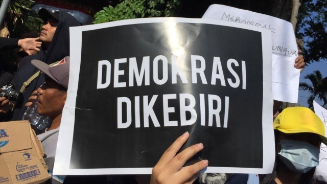 Kumpulan poster aspirasi mahasiswa yang demonstrasi di Bali. Foto: Denita BR Matondang/kumparan