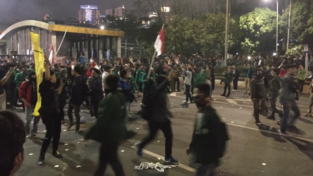 Mahasiswa mulai bergerak lagi menuju depan gedung DPR dari arah Semanggi. Foto: Raga Imam/kumparan