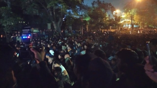 Aksi mahasiswa di depan DPRD Bandung sempat kembali memanas, kini dimediasi. Foto: Rachmadi/kumparan