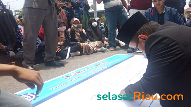 Anggota DPRD Bengkalis menandatangani Deklarasi Janji disodorkan ribuan mahasiswa Politeknik Negeri Bengkalis (Polbeng), Selasa (24/9).