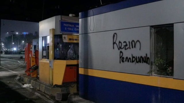 Pintu tol Pejompongan dibakar massa.  Foto: Helmi Afandi Abdullah/kumparan 