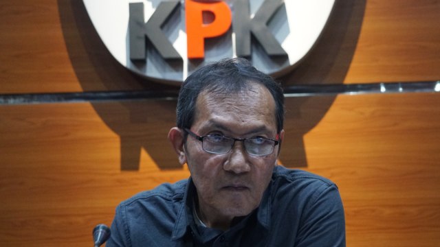 Mantan Wakil Ketua Komisi Pemberantasan Korupsi (KPK) Saut Situmorang saat konferensi pers KPK. Foto: Fanny Kusumawardhani/kumparan