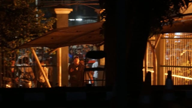 Pos Pamdal pintu belakang DPR di bakar massa.  Foto: Iqbal Firdaus/kumparan 