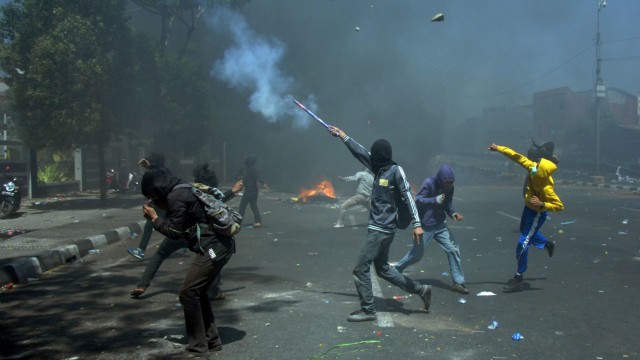 Mahasiswa melempari batu dan menembakkan pestasan ke arah aparat kepolisian di depan kantor DPRD Sulsel, Makassar, Sulawesi Selatan, Selasa (24/9/2019). Foto: ANTARA FOTO/Abriawan Abhe