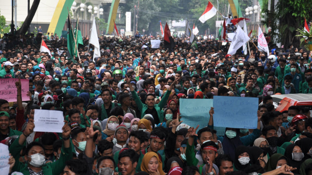 Sejumlah mahasiswa dari berbagai perguruan tinggi di Kota Medan melakukan aksi unjuk rasa di depan DPRD Sumut di Medan, Sumatera Utara, Selasa (24/9/2019). Foto: ANTARA FOTO/Septianda Perdana
