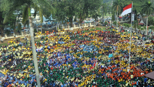 Ribuan mahasiswa mengikuti aksi unjuk rasa di halaman kantor Gubernur Sumatera Barat, di Padang, Selasa (24/9/2019). Foto: ANTARA FOTO/Iggoy el Fitra