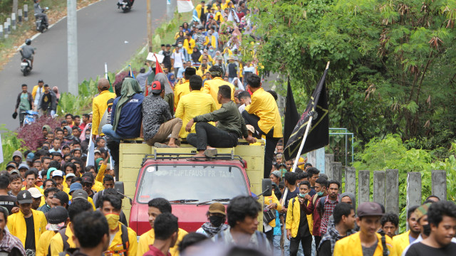 Ribuan mahasiswa di Ternate, Maluku Utara, Rabu (25/9/2019), turun ke jalan. Mereka menolak RUU KPK, KUHP, dan RUU lainnya yang dianggap kontroversial. Foto: Faris Bobero/cermat