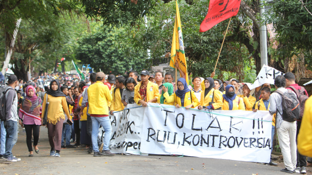 Mahasiswa di Kampus II Unkhair sedang bersiap longmarch menuju Kantor DPRD Kota Ternate. Foto: Faris Bobero/cermat 