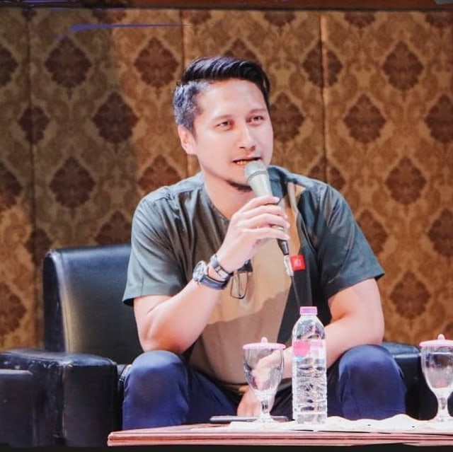 Pemain film sekaligus presenter Arie Untung. Foto: Instagram @ariekuntung.