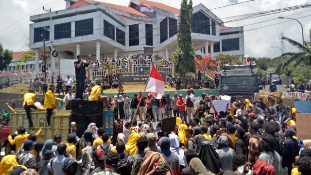 Ribuan massa aksi saat berada di depan Kantor DPRD Kota Ternate. Foto: Rajif Duchlun/cermat